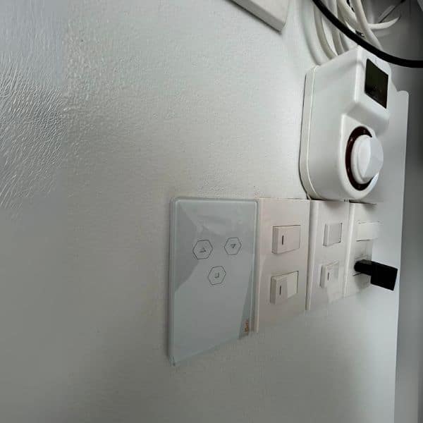 Công Tắc Cửa Cuốn Wifi Datic Smart Door (Màu đen) 14 cua cuon datic thucte2